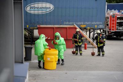 Container mit Natriumhydroxid brannte und muss von Feuerwehr in Fellbach gesichert werden